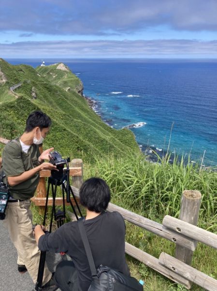 積丹、神威岬の先端へ汗だくになりながら撮影に…天気も良く絶好のロケ日和でした技術　寺尾