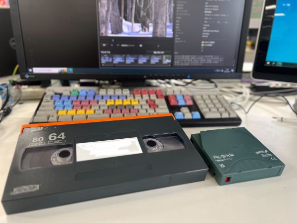 貴重な撮影資料を最新メディアに保存準備中VTRのHD60分番組は写真右下のカートリッジに800本以上保存できるらしいのですが…やってみます！編集  Watanabe